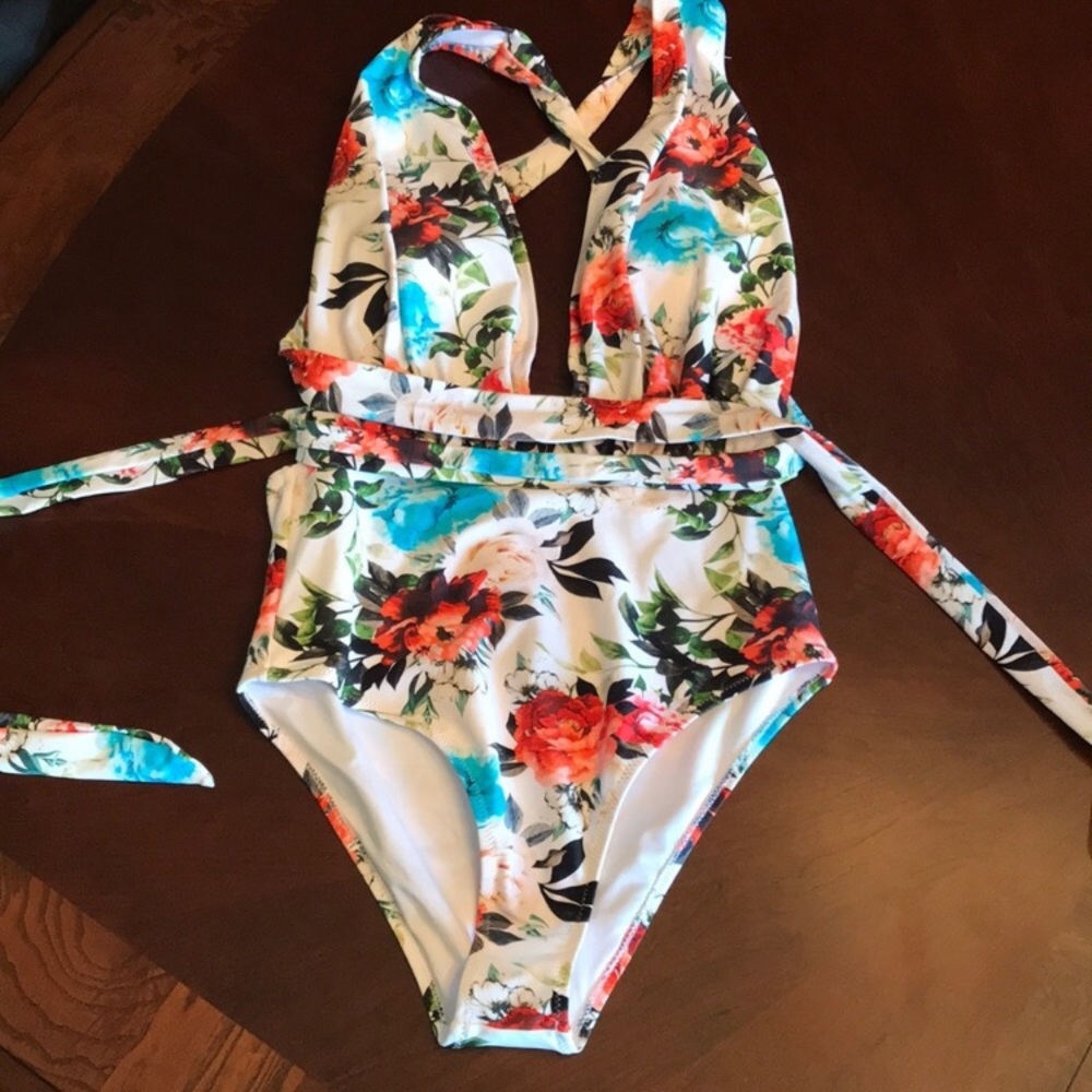 Cupshe Swimsuit - Picture 5 of 6